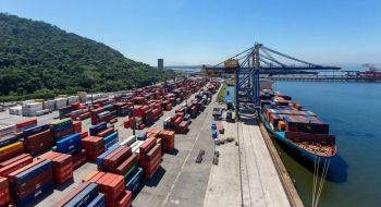 Saldo da balança comercial tem recorde em dezembro mas encolhe em 2025